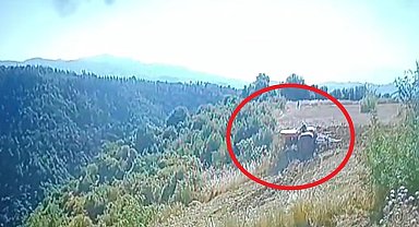 Traktör altında kalan çiftçinin hayatını kaybettiği kaza anı güvenlik kamerasında