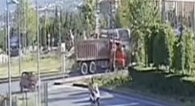 Tramvay ve kamyonun çarpıştığı kaza kamerada