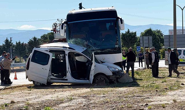 Tur otobüsü ile hafif ticari araç çarpıştı: Genç sürücü hayatını kaybetti