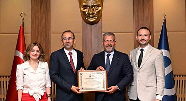 TURAK'tan Anadolu Üniversitesi EMYO'ya akreditasyon plaketi