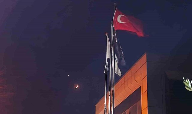 Türk bayrağı ile ay ve yıldız aynı karede