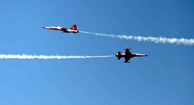 Türk Yıldızları'ndan göz kamaştıran prova uçuşu