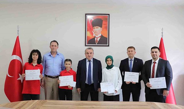 Türkiye derecesi elde eden öğrencilere başarı belgeleri verildi