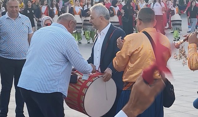Türkiye Halk Oyunları Federasyonu Başkanı davul çalarak bahşiş topladı