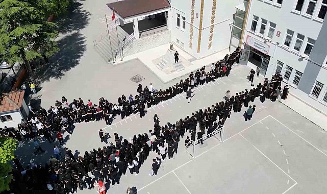 Türkiye şampiyonu olan öğrencilere meşaleli karşılama