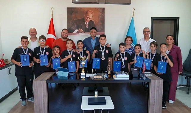 Türkiye üçüncüsü halk oyunları ekibinden Başkan Acar'a ziyaret