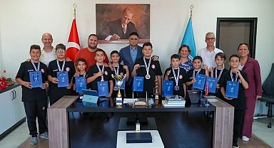 Türkiye üçüncüsü halk oyunları ekibinden Başkan Acar'a ziyaret