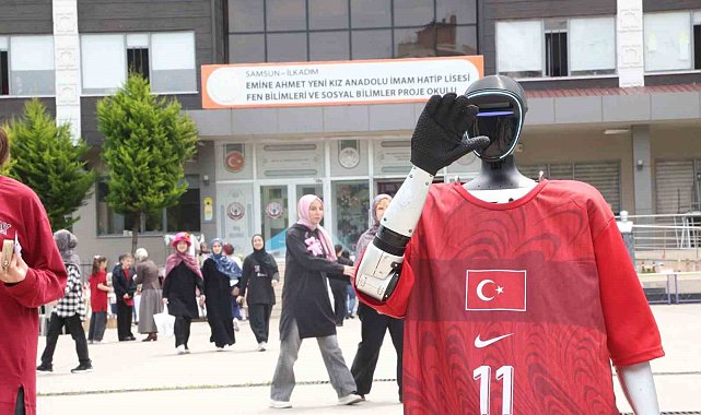 Türkiye'nin nüfusa kayıtlı robotu CANİKMAN öğrencilerle buluştu