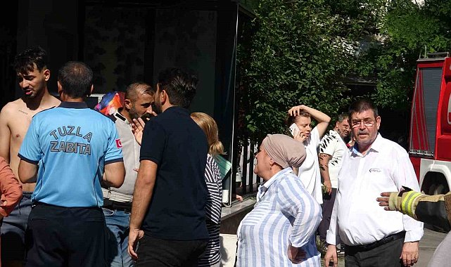 Tuzla'da korkutan çatı yangını
