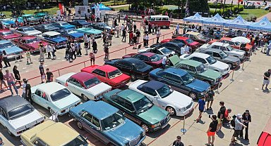 Tuzla'da nostalji rüzgarı: Klasik otomobiller sahilde buluştu