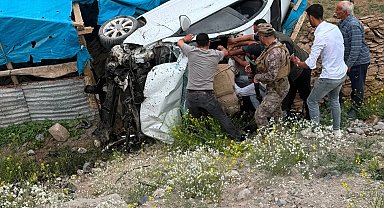 Tuzluca-Iğdır karayolunda otomobil şarampole devrildi: 2 yaralı