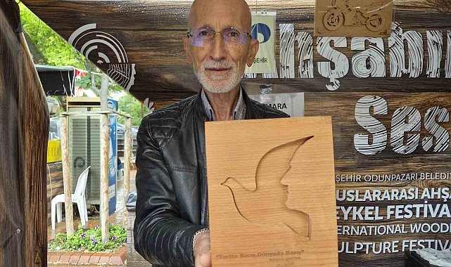 Uçakları bıraktı, ahşaba hayat verdi