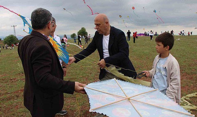 Uçurtması kopunca ağlayan çocuk için yöneticiler seferber oldu