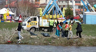 Üniversite öğrencileri, Kura Nehri çevresinde çöp topladı