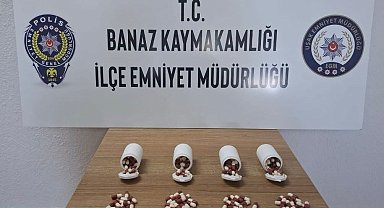 Uşak'ta polisten kaçan araçtan atılan poşette 197 adet sentetik ecza hapı ele geçirildi