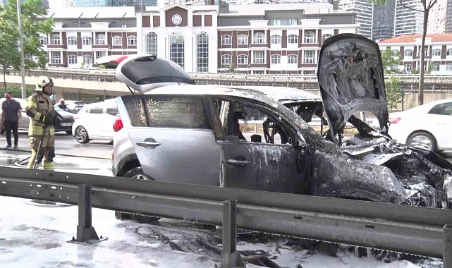 Üsküdar'da alev alev yanan SUV kullanılamaz hale geldi