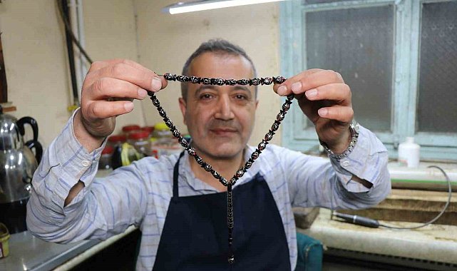 Ustasından Türkiye'de bir ilk: Balık taneli Oltu taşı tespihi yaptı