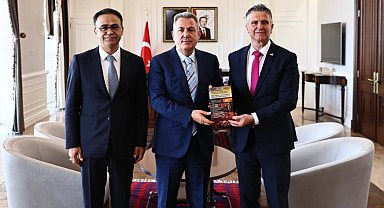 Vali Elban'a İzmir Eğitim Müfettişleri'nden 'Disiplin Soruşturması' kitabı