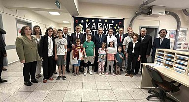 Vali Yılmaz, hastanede tedavi gören öğrencilerin karne heyecanına ortak oldu