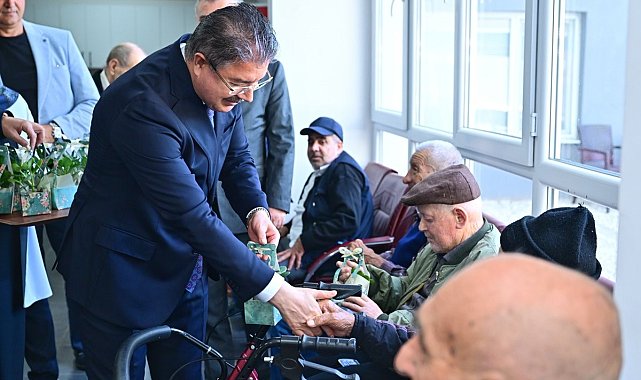 Vali Yılmaz, Yaşlı Bakım ve Rehabilitasyon Merkezi'nde Babalar Günü pastası kesti