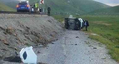 Van'da şarampole yuvarlanan kamyonetin sürücüsü yaralandı