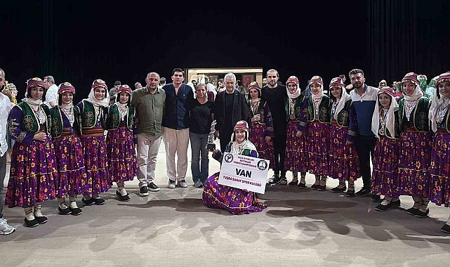 Vanlı kızlar halk oyunlarında tarih yazdı