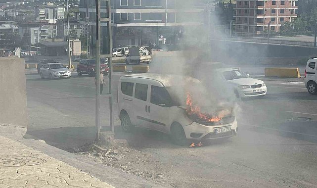 Vatandaşlar kovalarla su taşıdı, araç yanmaktan kurtuldu