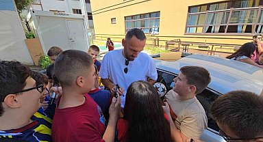 Vedat Muriqi'e Prizren'de öğrencilerden büyük ilgi