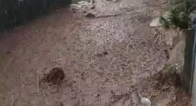 Yahyalı'da yağış sele neden oldu, evler araçlar zarar gördü