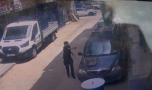 Yan bakma yüzünden silahla böyle vurdu...Olay anı hem vatandaş hem güvenlik kamerasına yansıdı