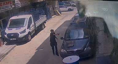 Yan bakma yüzünden silahla böyle vurdu...Olay anı hem vatandaş hem güvenlik kamerasına yansıdı