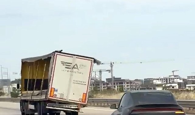 Yana yatmış şekilde seyreden dorse korkuttu