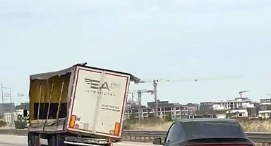 Yana yatmış şekilde seyreden dorse korkuttu
