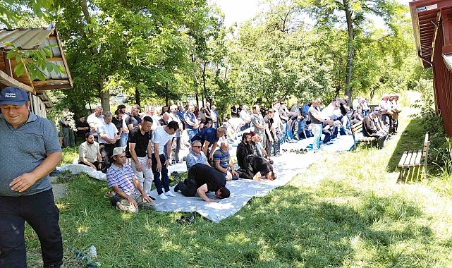 Yardım için durduğu emniyet şeridinde otomobil çarpmıştı, son yolculuğuna uğurlandı