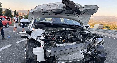 Yatağan'da tıra çarpan otomobil hurdaya döndü: 2 yaralı