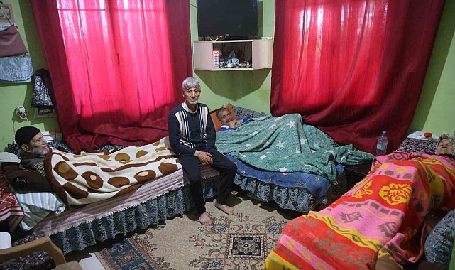 Yatalak anne ve babasıyla birlikte zihinsel engelli kardeşine umut olan hayırlı evlat takdir topluyor