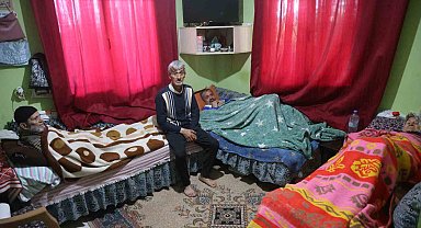 Yatalak anne ve babasıyla birlikte zihinsel engelli kardeşine umut olan hayırlı evlat takdir topluyor