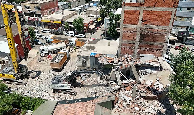 Yıkılan binanın parçaları iş yerinin üzerine düştü
