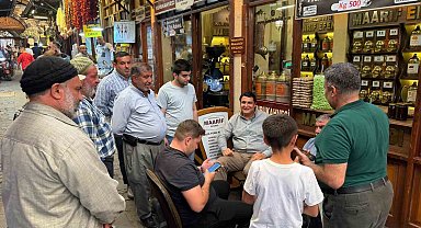 Yılmaz, tarihi Elmacı Pazarı'nda esnafla buluştu