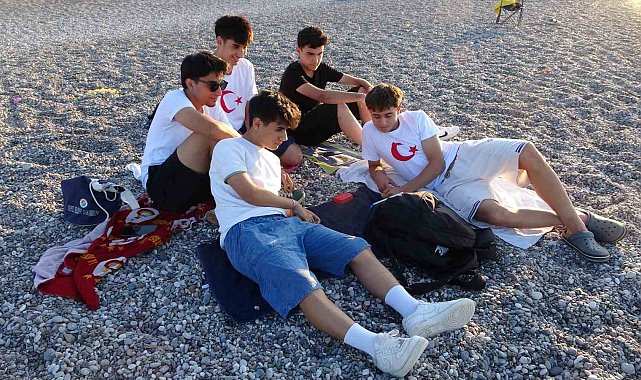 YKS nedeniyle dev ekranlar kurulmadı, milli maç heyecanı Konyaaltı Sahili'ne taşındı