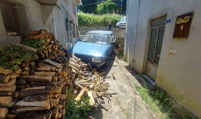 Yokuş aşağı inerken kaza yapıp iki evin arasına düştü