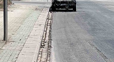 Yol kenarına bırakılan yanmış araç dikkat çekiyor