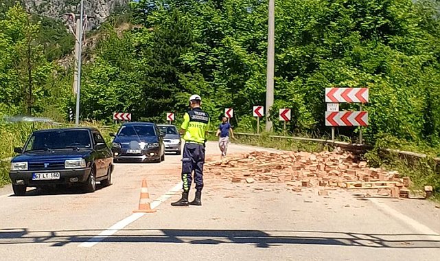 Yola saçılan tuğlalar ulaşımı tek yöne düşürdü
