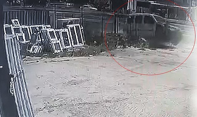 Yoldan çıkan araç iş yerinin bahçesine daldı, sürücü yaralandı