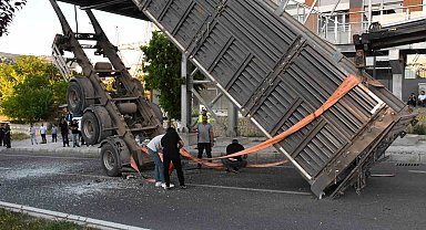 Yozgat'ta tırın dorsesi üst geçide takıldı