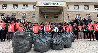 Yüksekova'da 400 kişi bir araya gelerek çevre temizliği yaptı