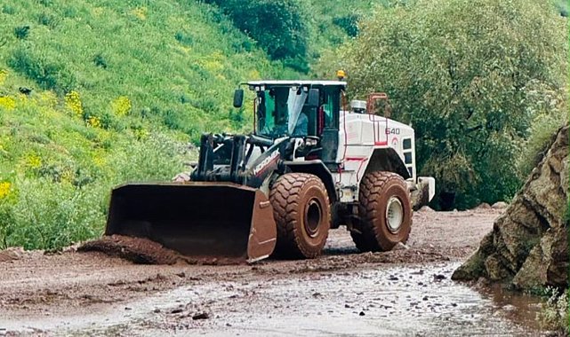 Yüksekova'da heyelan: Mezra yolu ulaşıma kapandı