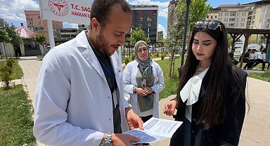 Yüksekova'da sağlık ekiplerinden 'sokakta sigarayı bırakma' seferberliği