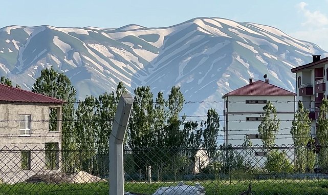 Yüksekova'nın "zebra" görünümlü karlı dağları ilgi görüyor