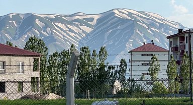 Yüksekova'nın "zebra" görünümlü karlı dağları ilgi görüyor